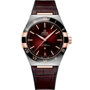 Quadrante argentato sunburst dell’Omega Constellation 41 mm con indici a bastone in oro Sedna 18K, lancette in oro giallo e datario a ore 6